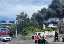 Incêndio de grandes proporções atinge centro automotivo, em João Pessoa