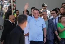 Bolsonaro recebe alta e deixa hospital três semanas após cirurgia