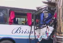 Acidente grave entre ônibus e caminhão deixa uma pessoa morta e outras presas às ferragens na BR-230, em Santa Rita