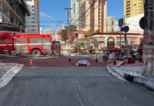 Motociclista morre em colisão com ônibus na Capital; moto fica embaixo do veículo