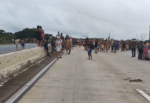 Protesto de indígenas interdita trecho nos dois sentidos da BR-101 e complica trânsito entre João Pessoa e Natal