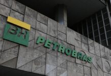 Petrobras reduz preço da gasolina em 5,2% para distribuidoras