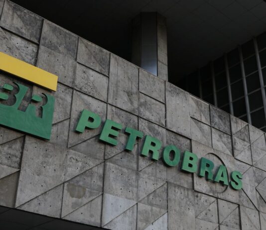 PETROBRAS AUMENTA DIESEL EM R$ 1, MAS SUBSÍDIO MANTÉM PREÇO ÀS DISTRIBUIDORAS