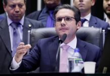 Com promessa de votar fim do foro e discutir anistia, oposição desobstrui plenário da Câmara