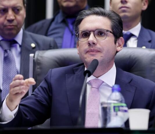 Motta convoca reunião de líderes para votar PL do fim da escala 6×1