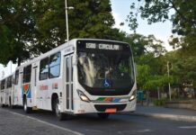 Motociclistas devem manter distância segura de ônibus para evitar riscos com “ponto cego”, alerta Sintur-JP