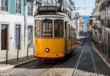 Brasileiro está entre os feridos em descarrilamento de bondinho em Lisboa