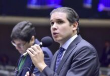 Hugo Motta critica cobrança por mala de mão e promete votar urgência de projeto que proíbe prática