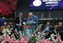 VÍDEO: APESOC empossa nova diretoria para o biênio 2026/2027 em cerimônia marcada pela união ministerial