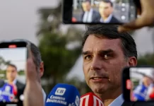 Bolsonaro escolhe Flávio para ser candidato à presidência nas eleições