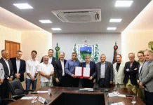 Governador João Azevêdo assina decreto para venda direta de álcool das usinas para os postos e preços devem baixar, na Paraíba