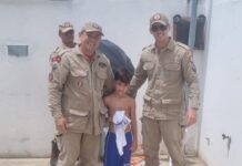 VÍDEO: Em Patos, criança de 7 anos fica presa entre poste e parede e é resgatada pelos Bombeiros