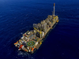 Guerra no Oriente Médio faz preço do barril de petróleo passar dos US$100