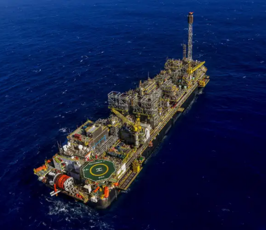 Guerra no Oriente Médio faz preço do barril de petróleo passar dos US$100