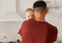 Licença-paternidade de até 20 dias é aprovada no Senado