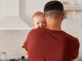 Licença-paternidade de até 20 dias é aprovada no Senado