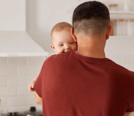 Licença-paternidade de até 20 dias é aprovada no Senado