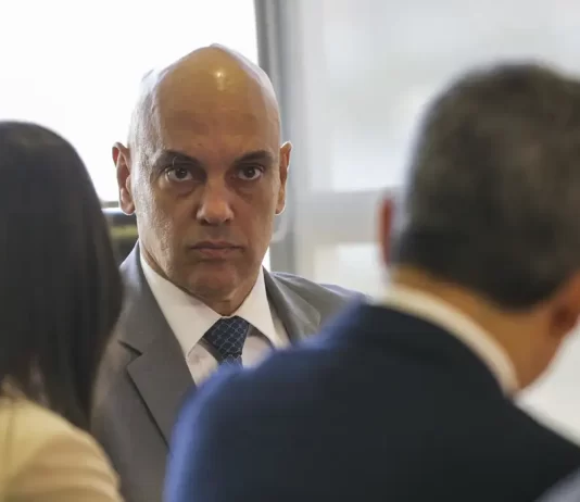 Senador obtém assinaturas para CPI contra Moraes e Toffoli por caso Master