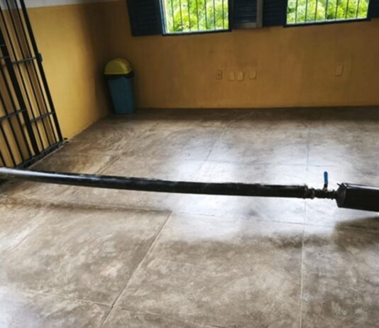 Policiais penais interceptam arremessos e apreendem “bazuca” artesanal em presídio no Sertão