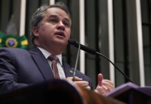 “Não podemos achar normal bandido roubar celular para tomar cervejinha”, diz Efraim ao relatar projeto