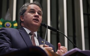 “Não podemos achar normal bandido roubar celular para tomar cervejinha”, diz Efraim ao relatar projeto