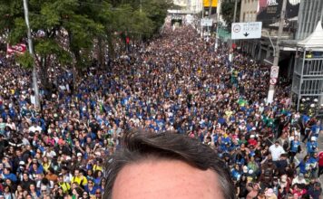 País passa por guerra espiritual, diz Flávio Bolsonaro na Marcha para Jesus