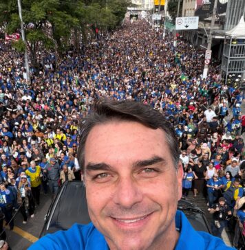 País passa por guerra espiritual, diz Flávio Bolsonaro na Marcha para Jesus