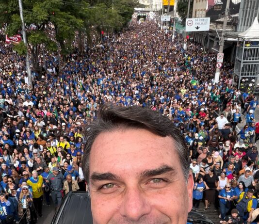 País passa por guerra espiritual, diz Flávio Bolsonaro na Marcha para Jesus