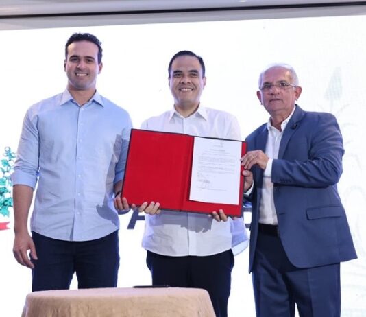 Lucas Ribeiro e ministro assinam convênio para qualificar profissionais do turismo
