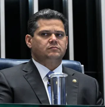Alcolumbre se reúne com autores da PEC que propõe o fim da escala 6×1
