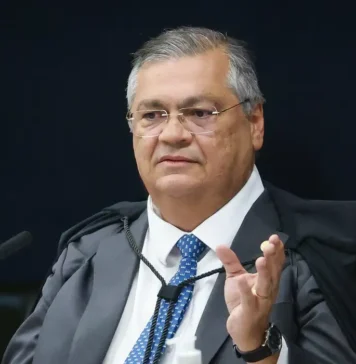 Dino bloqueia R$ 119 milhões de Valdemar por suspeitas em emendas