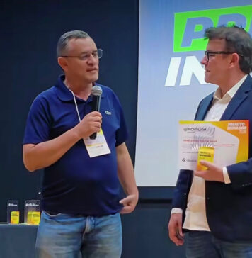 Prefeito Ari é homenageado com Prêmio Prefeito Inovador 2026 durante Fórum de Cidades Digitais da Paraíba