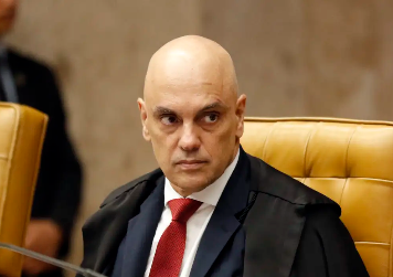 Moraes suspende visitas de Flávio a Bolsonaro na prisão domiciliar