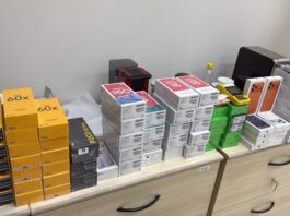 PF prende homem com celulares, relógios e perfumes com irregularidades, em Campina Grande