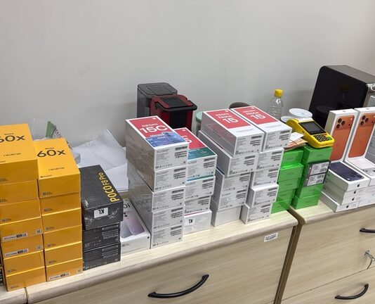 PF prende homem com celulares, relógios e perfumes com irregularidades, em Campina Grande