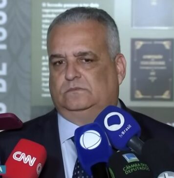 Flávio Bolsonaro anuncia deputado de Alagoas, Alfredo Gaspar, relator da CPI do INSS, como candidato a vice presidente