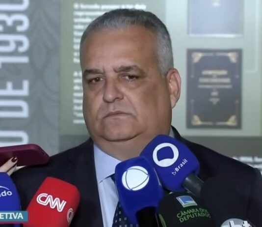Flávio Bolsonaro anuncia deputado de Alagoas, Alfredo Gaspar, relator da CPI do INSS, como candidato a vice presidente