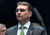 Flávio Bolsonaro justifica ausência em debate e mira confronto com Lula