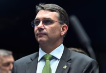 Flávio Bolsonaro justifica ausência em debate e mira confronto com Lula