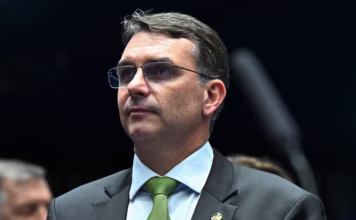 Flávio Bolsonaro justifica ausência em debate e mira confronto com Lula