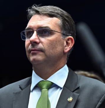 Flávio Bolsonaro justifica ausência em debate e mira confronto com Lula