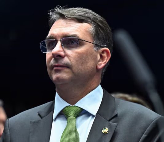 Flávio Bolsonaro justifica ausência em debate e mira confronto com Lula