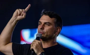Flávio acusa Lula de usar Bolsa Família para obter votos