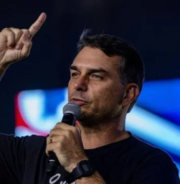 Flávio acusa Lula de usar Bolsa Família para obter votos