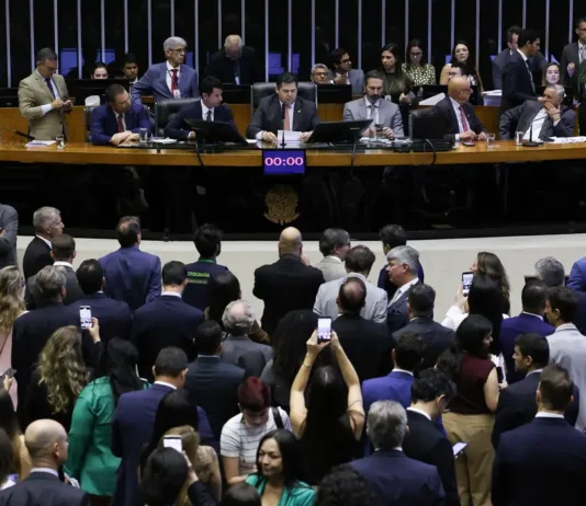 Alcolumbre marca votação da PEC pelo fim da escala 6×1 para quarta-feira (14)