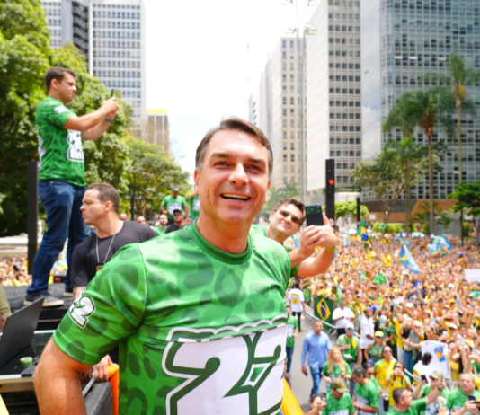 Polícia Federal diz que Flávio Bolsonaro não é considerado foragido